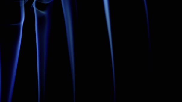 ブルーアイシー煙の薄い流れはネオン照明の黒い背景の上に上昇する アブストラクト スモークシマーの花 ライト スペースをコピーする ソフトライン テクスチャー インセンススティック リラックス ブラーレッドモーション — ストック動画