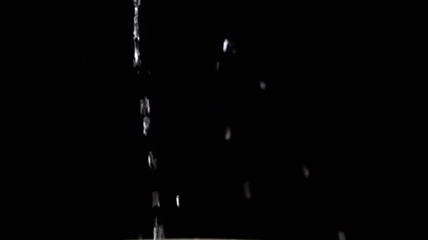Прозрачные Капли Воды Падают Брызгами Пустом Черном Фоне Размытое Движение — стоковое видео