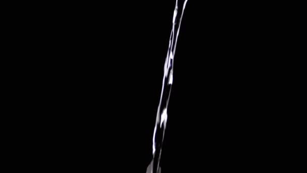 Transparenter Strömungskanal Aus Sauberem Wasser Der Auf Isoliertem Schwarzen Hintergrund — Stockvideo