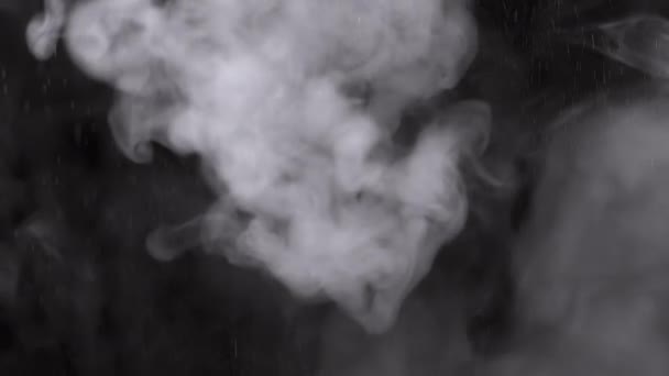 Explosie Van Waterdruppels Bewegende Dichte Ijzige Wolken Van Stoom Lege — Stockvideo