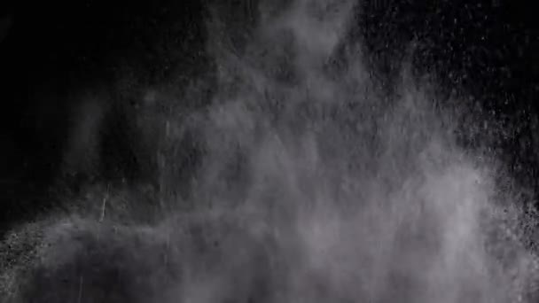 冰水滴的爆裂流 黑色背景下空旷空间中的灰尘 由灰尘 水组成的动态颗粒的闪光 模糊的动议 宇宙号 — 图库视频影像