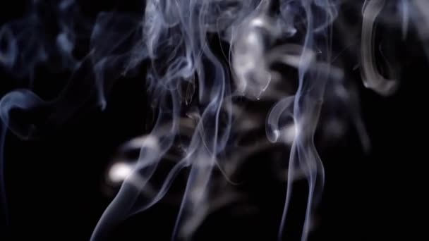 Dünne Blaue Rauchschwaden Steigen Auf Füllen Den Leeren Raum Auf — Stockvideo