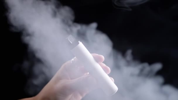 Vicino Fumando Vaporizzatore Una Sigaretta Elettronica Una Stanza Buia Sfondo — Video Stock