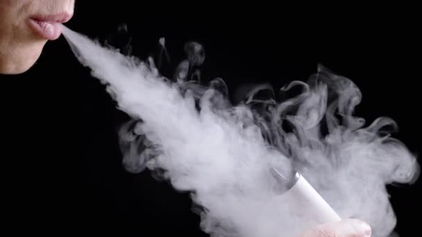 Girl Smoking Vape Cigarette Dark Room Black Background Ferme Soufflant — Video