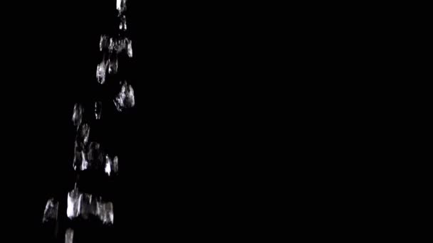 空の黒い背景にスプラッシュが付いている透明な水滴 サイドビュー ダイヤモンドのような きれいな水のスプレーです テクスチャー スペースをコピーする クローズアップ 孤立した スローモーション — ストック動画