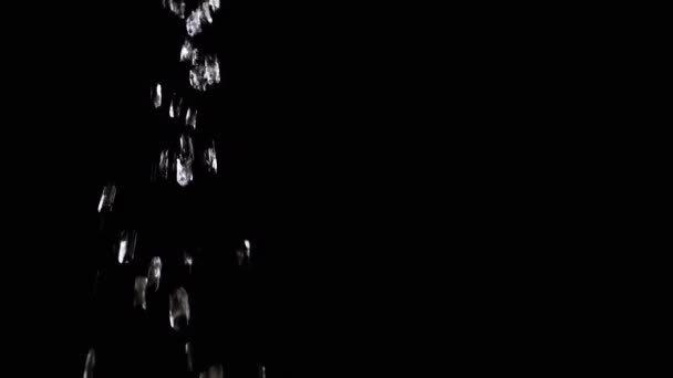 Διαφανείς Σταγόνες Νερού Πέφτουν Πιτσιλιές Ένα Κενό Μαύρο Φόντο Πλευρική — Αρχείο Βίντεο