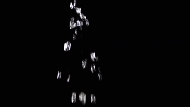 Прозрачные Капли Воды Падают Брызгами Пустом Черном Фоне Вид Сбоку — стоковое видео