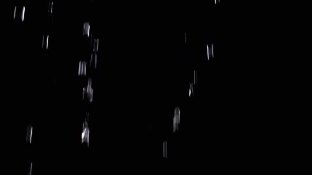 空の黒い背景にスプラッシュが付いている透明な水滴 ブレイクした動き ダイヤモンドのような きれいな水のスプレーです テクスチャー スペースをコピーする クローズアップ 孤立した スローモーション — ストック動画