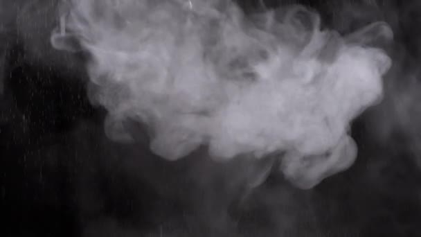 空の宇宙で蒸気のデンス氷の雲を移動する水滴の爆発 雨が降った雷雨 テクスチャー フラッシュ 灰色の嵐の雲 スモーク 蒸気の渦 パーティクルズ ブレイクした動き イギリスの天気 — ストック動画