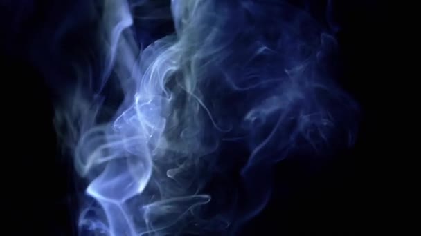 Толстые Кудри Ледяного Голубого Дыма Поднимаются Лучах Неонового Света Пустом — стоковое видео