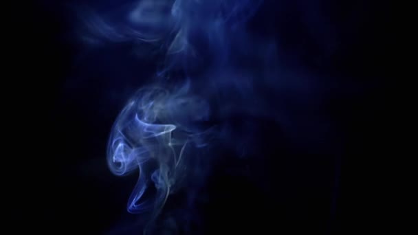 Толстые Кудри Ледяного Голубого Дыма Поднимаются Лучах Неонового Света Пустом — стоковое видео