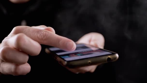 Kvinnliga Fingrar Rulla Nyheter Feed Sociala Nätverk Mobiltelefon Närbild Rökande — Stockvideo