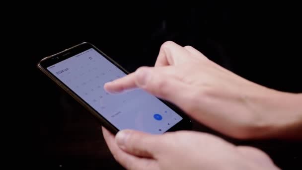 Жіночий Палець Додаток Прокрутки Календаря Екрані Мобільного Телефону Який Шукає — стокове відео