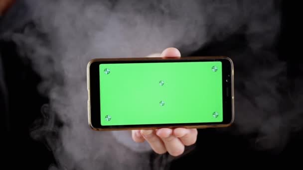 Smoke Siyah Arkaplanda Yeşil Ekranlı Cep Telefonu Tutmak Bir Akıllı — Stok video