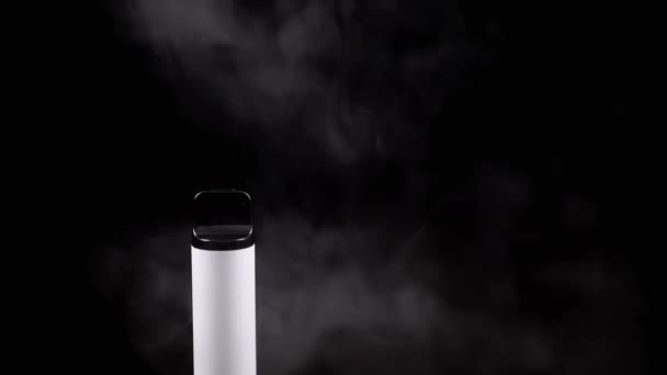 Sigaretta Elettronica Bianca Vaporizzatore Fumo Sfondo Nero Nello Spazio Vuoto — Video Stock
