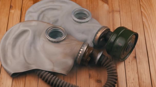 Dvě Staré Gumové Plynové Masky Leží Dřevěném Pozadí Oblaku Hustého — Stock video