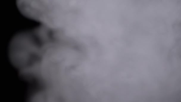 Eksplozja Białej Lodowej Chmury Dymu Niewyraźnym Ruchu Czarnym Tle Wir — Wideo stockowe