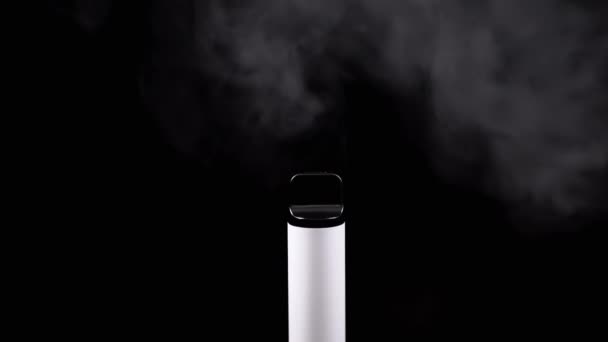 Cigarrillo Electrónico Blanco Vape Smoke Sobre Fondo Negro Espacio Vacío — Vídeos de Stock
