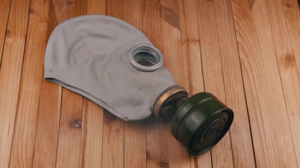 Bir Adet Eski Lastik Gaz Maskesi Kalın Duman Bulutunda Ahşap — Stok video