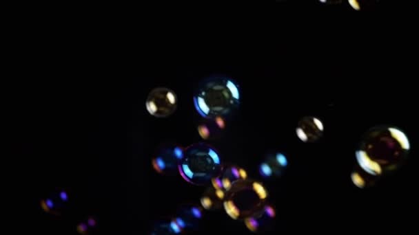Coloridas Burbujas Jabón Vuelan Espacio Vacío Sobre Fondo Negro Aislado — Vídeo de stock