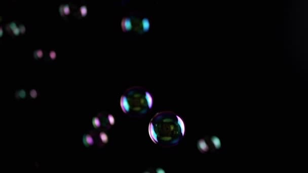 Renkli Sabun Köpükleri Issız Kara Arkaplanda Boşlukta Uçuyor Renkli Işıklar — Stok video