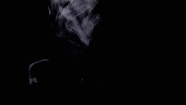 Падающие Кольца Белого Дыма Пустом Пространстве Черном Фоне Размытое Движение — стоковое видео