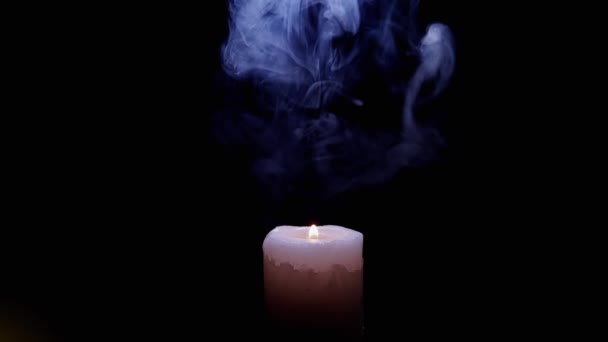 Egy Fehér Viasz Gyertya Kék Füst Felhőjében Fekete Háttérrel Fényt — Stock videók