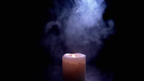 一只白色蜡烛光在乌黑背景的浓浓的蓝烟中燃烧 空荡荡的地方模糊的动议 软烟或蒸气的质感和结构 黑暗的房间晚安 — 图库视频影像