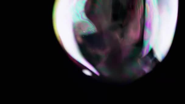 Bir Sürü Renkli Sabun Köpüğü Boşlukta Kara Arkaplanda Uçuşuyor Kapatın — Stok video