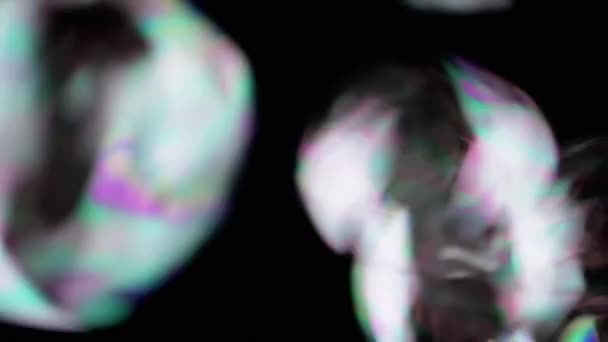 Viele Große Bunte Seifenblasen Fliegen Auf Einem Schwarzen Hintergrund Und — Stockvideo