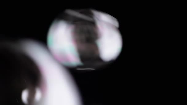 Bir Sürü Renkli Sabun Köpüğü Kara Arkaplanda Uçuşuyor Patlıyor Üfleme — Stok video