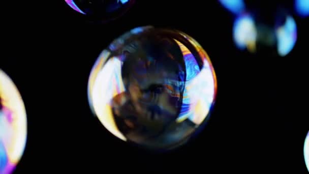 Spousta Velké Barevné Mýdlové Bubliny Létat Černém Pozadí Prasknout Vibrující — Stock video