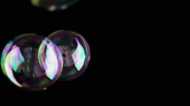 Spousta Velké Barevné Mýdlové Bubliny Létat Černém Pozadí Prasknout Fouká — Stock video