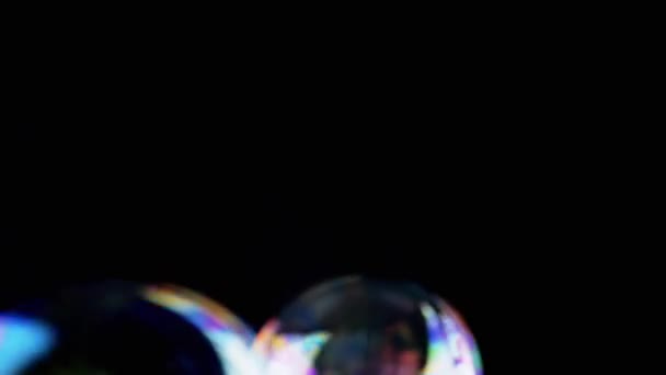 Летят Падают Мыльные Пузыри Темноте Черном Фоне Много Больших Цветных — стоковое видео