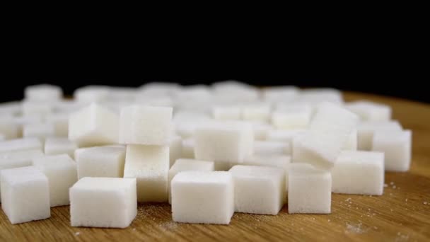 Kostki Cukru Białego Spadają Stosu Cukru Obracającym Się Drewnianym Tle — Wideo stockowe