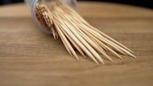 Scattered Toothpicks Rotate Wooden Background Close Set Bamboo Wooden Toothpicks — Stock Video