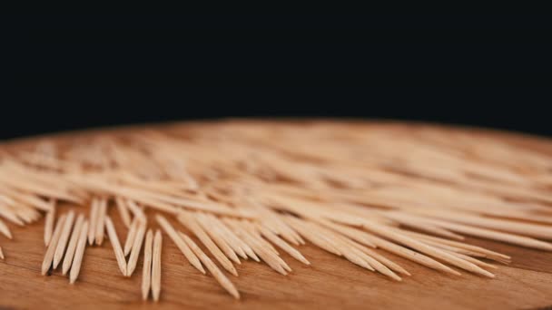 Spousta Scatter Brown Toothpicks Otočit Dřevěném Pozadí Černé Pozadí Textura — Stock video