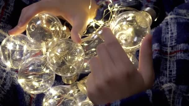 Çocuk Odada Yatakta Yatarken Bir Çok Parlayan Noel Lambası Tutar — Stok video