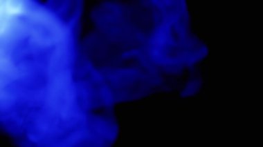 Yumuşak Duman Mavi Puff 'ları ya da Bulanık Siyah Arkaplanda Buhar' ı eritmek. Yan görüş. Plazma etkisi. Yumuşak dumanlar ya da boş uzayda kaotik bir şekilde buhar karışımı. Yavaş çekim.