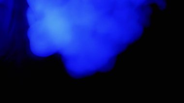 Mavi Duman 'ın patlaması ya da Siyah Bulanık Arkaplanda Buhar. Soyut. Üst Manzara. Flaş. Dumanı geçiyoruz. Yumuşak dumanlar ya da boş uzayda kaotik bir şekilde buhar karışımı. Parçacık patlaması, parlak ışık.