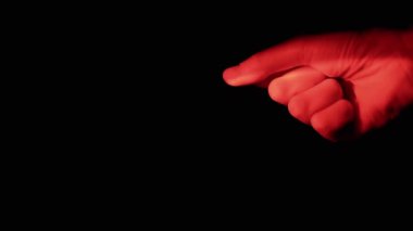 Kara Arkaplan 'da Kırmızı Işıklı Yumruğa Bir El Sıkıştırma, Boşluk Boşluğu. Parlak neon ışığı verin. Tanımlanamayan kişi, vücut parçası. Jestler. Soyut. Bulanık hareket. Kapat..