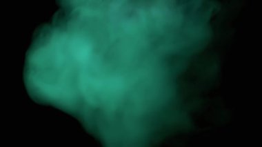Siyah Bulanık Arkaplanda Yeşil Duman veya Buhar Patlaması. Soyut. Dolu. Flaş. Yumuşak dumanlar ya da boş uzayda kaotik bir şekilde buhar karışımı. Parçacık patlaması, parlak ışık. Yavaş çekim.