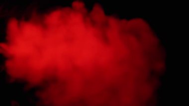 Kızıl Duman 'ın patlaması ya da Siyah Bulanık Arkaplanda Toz. Soyut, yan görüş. Kırmızı yumuşak duman veya buhar kaotik bir şekilde boş uzayda karışıyor. Parçacık patlaması, parlak ışık. Yavaş çekim.