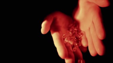 Kırmızı Aydınlatma 'da bir kavanozdan düşen haplar. Saydam haplar, antibiyotikler, fotokopi alanında vitaminler. Soyut, dokusal, arka plan. Tıp, sağlık konsepti.