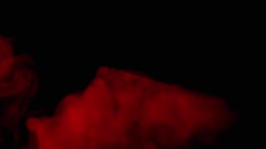 Kızıl Duman 'ın patlaması ya da Siyah Bulanık Arkaplanda Toz. Soyut, alt bakış açısı. Kırmızı yumuşak duman veya buhar kaotik bir şekilde boş uzayda karışıyor. Parçacık patlaması, parlak ışık. Yavaş çekim.