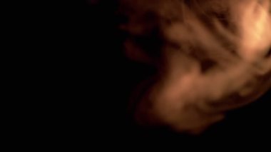 Portakal Dumanı Patlaması ya da Siyah Bulanık Arkaplanda Buhar. Soyut. Yan görüş. Flaş. Yumuşak dumanlar ya da boş uzayda kaotik bir şekilde buhar karışımı. Parçacık patlaması, parlak ışık. Enerji akışı.