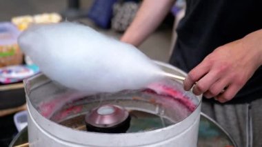 Satıcı, Pamuk Şeker Yapıyor, Sokaklarda Pamuk Şeker Yapan Bir Makine. Parkta pamuk helva için şekerden havadar beyaz bir bulut yapma süreci. Çocuklar için bir parti. Sokak şekeri satıyorum..