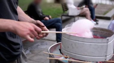 Satıcı, Pamuk Şeker Yapıyor, Sokaklarda Pamuk Şeker Yapan Bir Makine. Parkta pamuk helva için şekerden havadar pembe bir bulut yapma süreci. Çocuklar için bir parti. Sokak şekeri satıyorum..