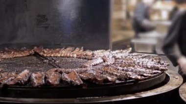 Büyük Dönen Kömür Izgarasında Kızarmış Domuz Pirzolası Pişirme Süreci. Kapatın. Şef, lokantada kızarmış pirzola ya da mangalda kızartma hazırlıyor. Domuz pirzolası dumanhanede ateşte pişiyor..