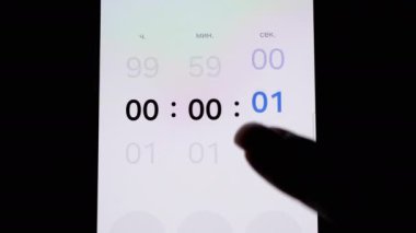 Akıllı telefon uygulamasında 60 saniyelik geri sayım zamanlayıcısı. Zaman yönetimi, teslim tarihleri veya aciliyetle ilgili projeler için ideal.